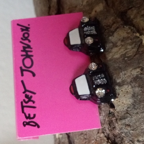 New Vintage! BETSEY JOHNSON Royal Engagement Black Car Post Earrings. - Picture 3 of 7